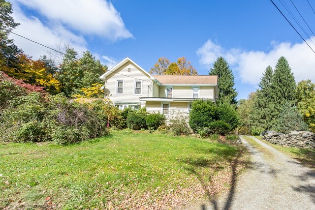 front facade featuring a front yard