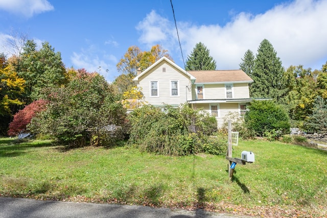 view of front facade with a front yard