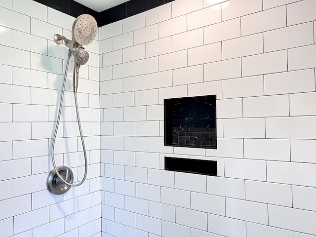 bathroom featuring a tile shower