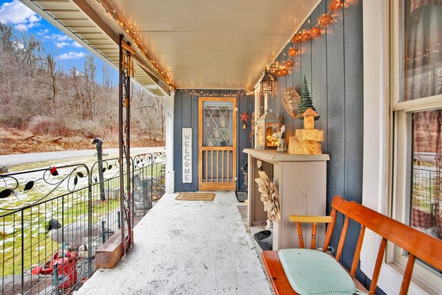 kitchen featuring decorative light fixtures, stainless steel appliances, blue cabinetry, and a healthy amount of sunlight