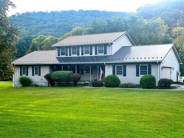 view of front of property featuring a front yard and a garage