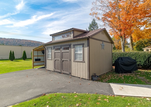 view of outdoor structure featuring a yard