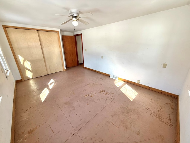 unfurnished bedroom featuring ceiling fan and a closet