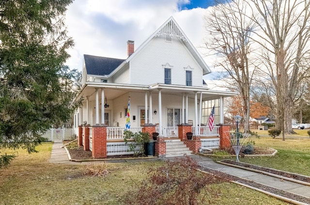 view of front of house featuring a front yard