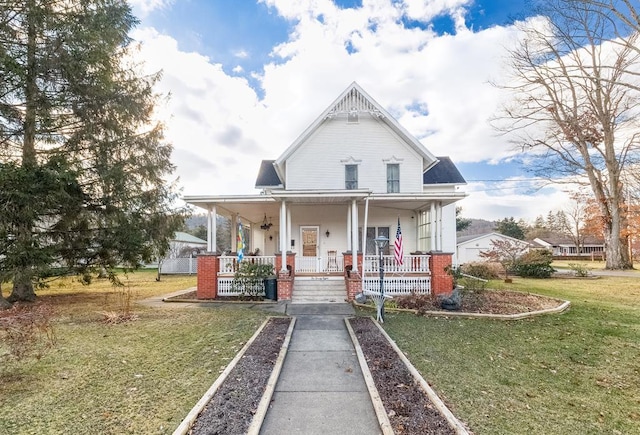 view of front of property featuring a front yard and covered porch