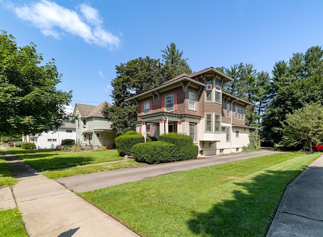 view of front of home featuring a front yard