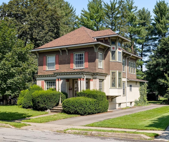 view of front of home featuring a front yard