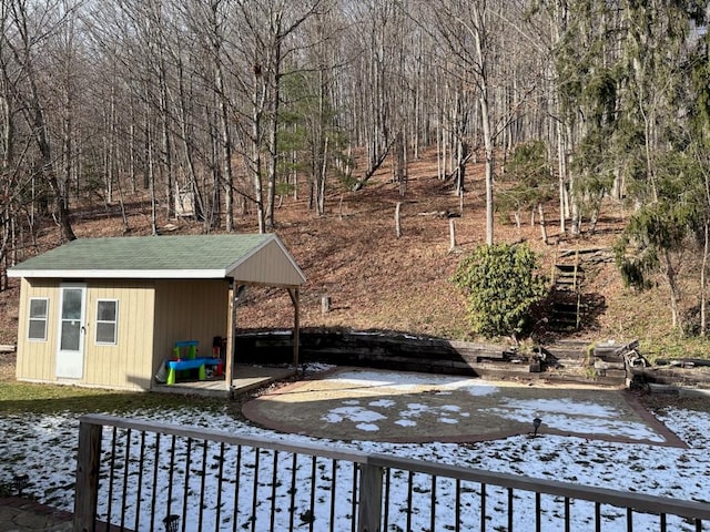 view of yard with an outdoor structure