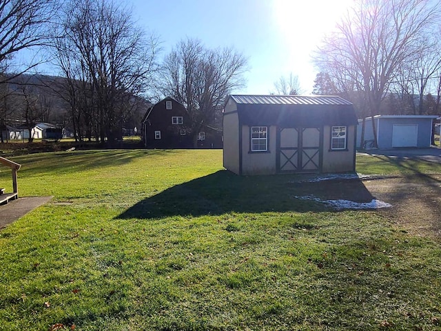 view of yard featuring a storage unit