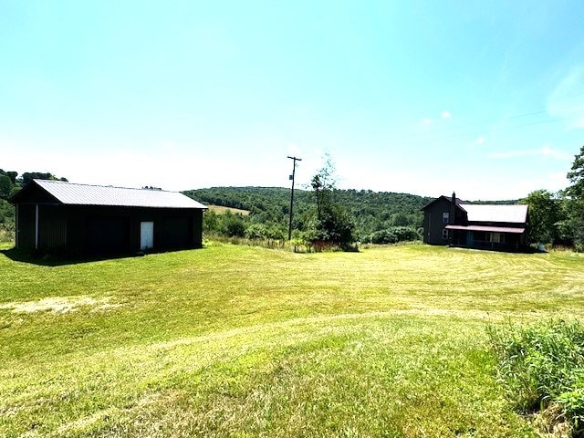 view of yard featuring an outbuilding