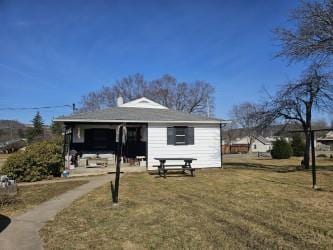 view of front of house with an attached carport and a front yard