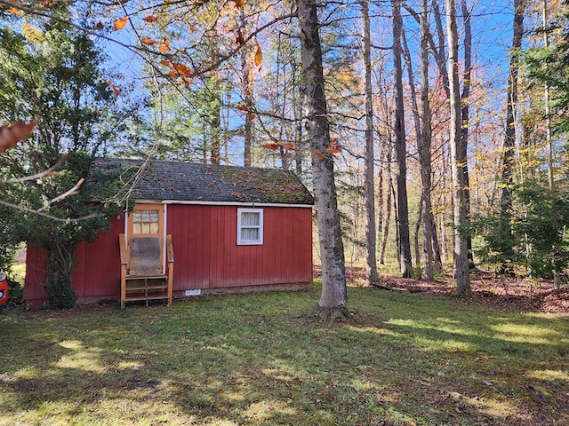 view of outdoor structure featuring a yard