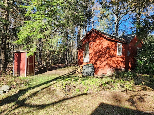 view of yard featuring a storage shed