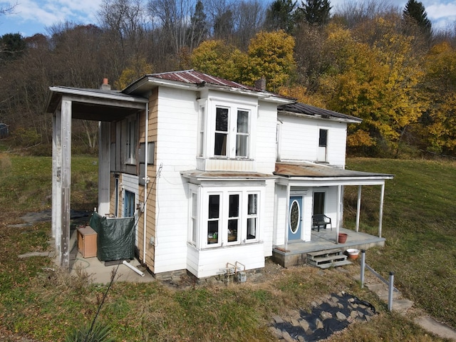 view of front of home featuring a front yard