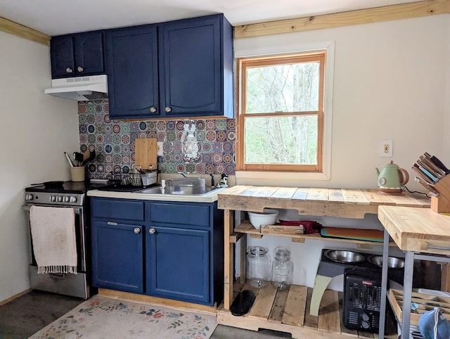 kitchen featuring tasteful backsplash, blue cabinets, stainless steel electric range, under cabinet range hood, and a sink