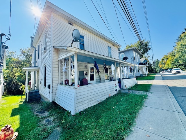 view of front facade featuring a porch and a front lawn