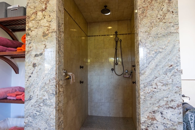 bathroom featuring a tile shower