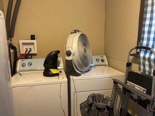 clothes washing area featuring washing machine and dryer