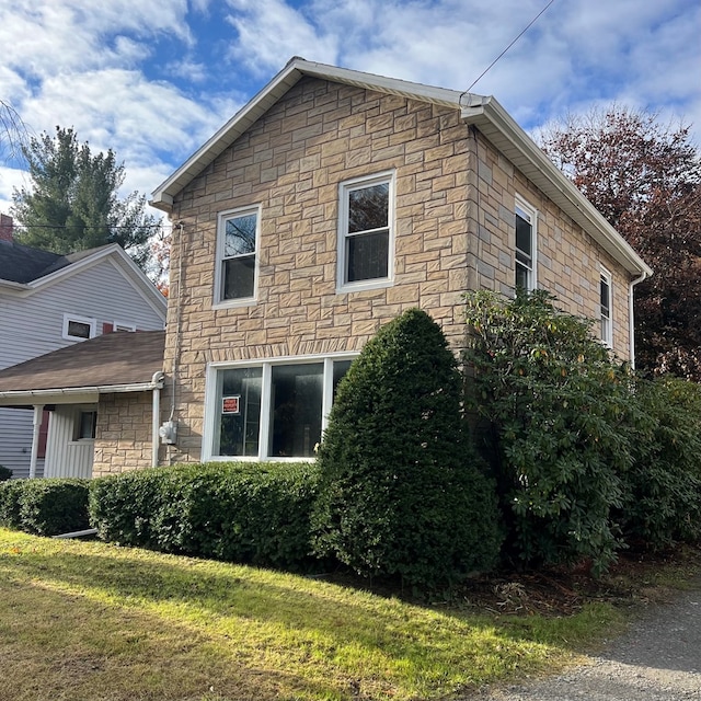 view of side of property featuring a lawn