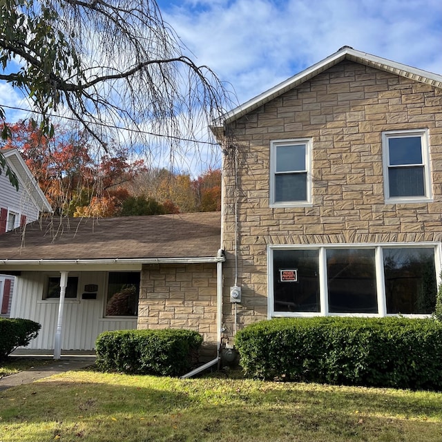 view of front of home with a front lawn