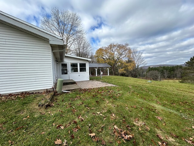 view of yard featuring a patio