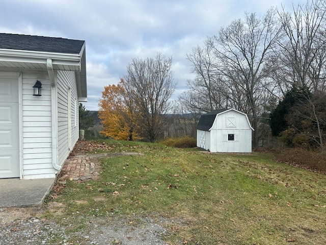 view of yard featuring a storage unit