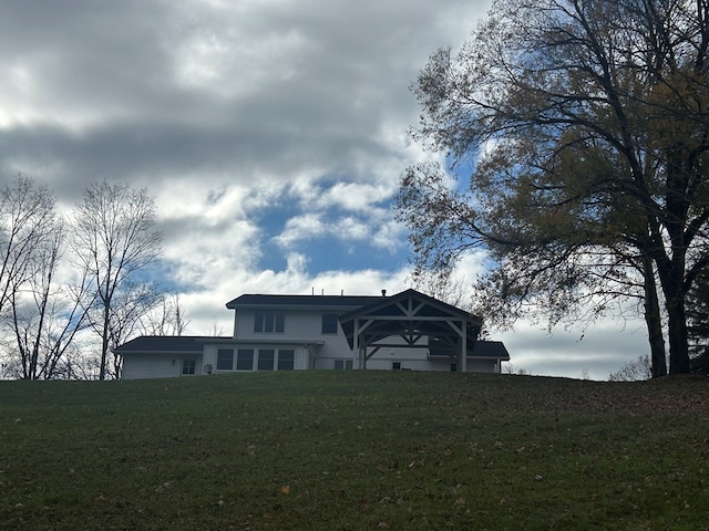 back of house featuring a lawn