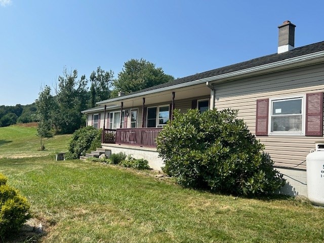 view of side of property featuring a yard