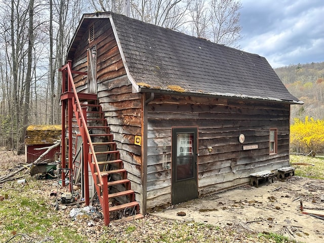 view of outdoor structure featuring an outbuilding