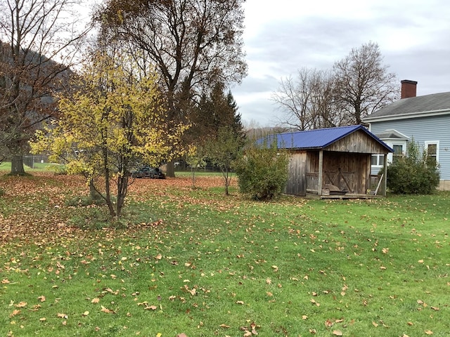 view of yard featuring a storage shed