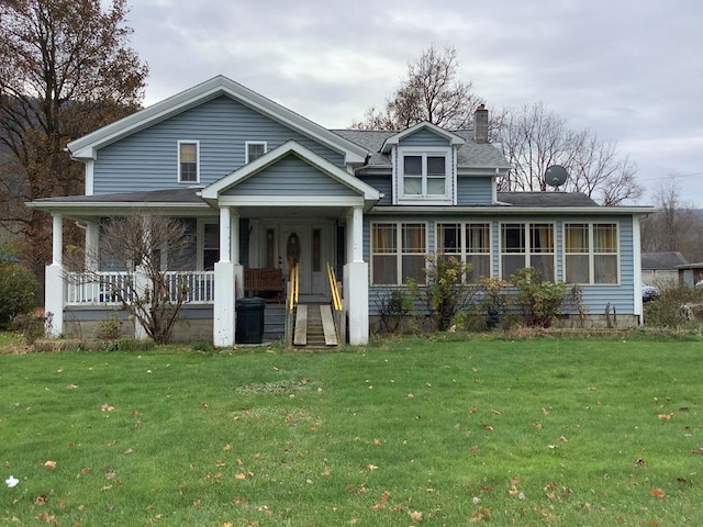 farmhouse inspired home featuring covered porch and a front yard