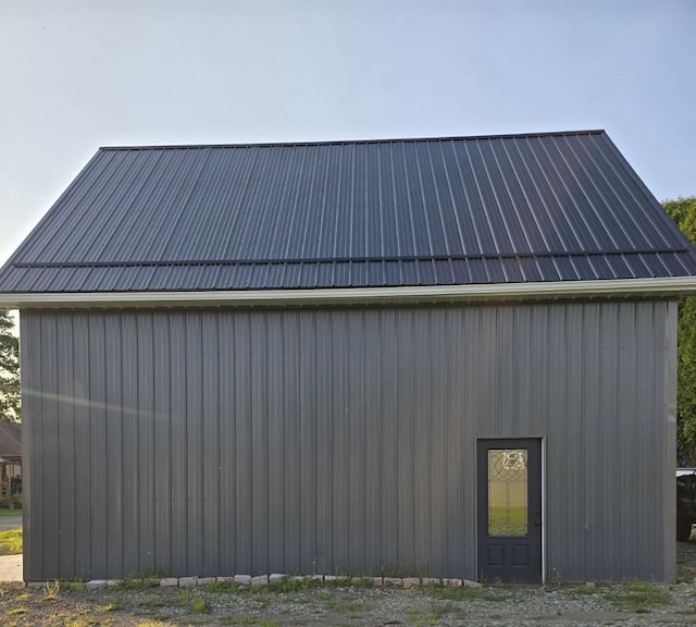 view of side of property with an outbuilding