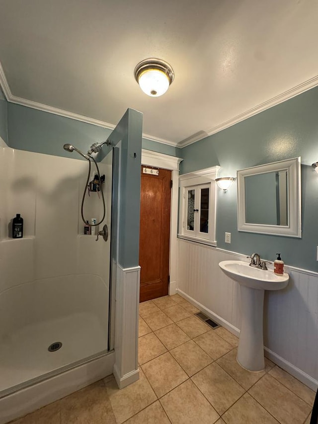 full bath featuring ornamental molding, wainscoting, and visible vents