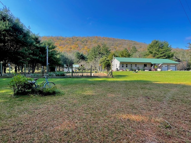 view of yard featuring a mountain view