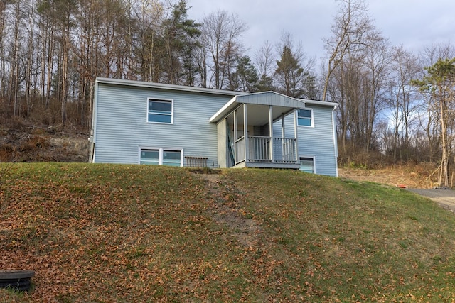 view of front of house featuring a porch and a front yard