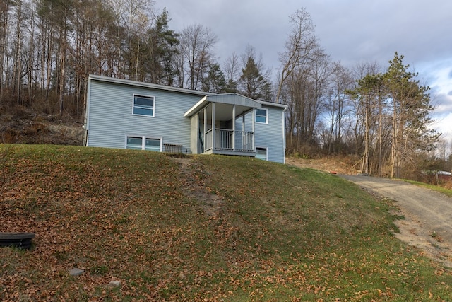 view of front facade with a front yard