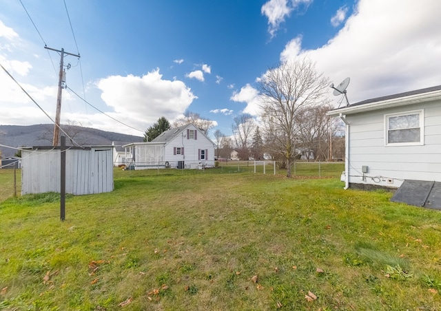 view of yard featuring a storage shed