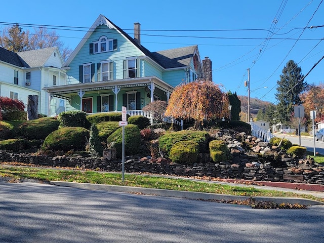 view of front of property featuring covered porch