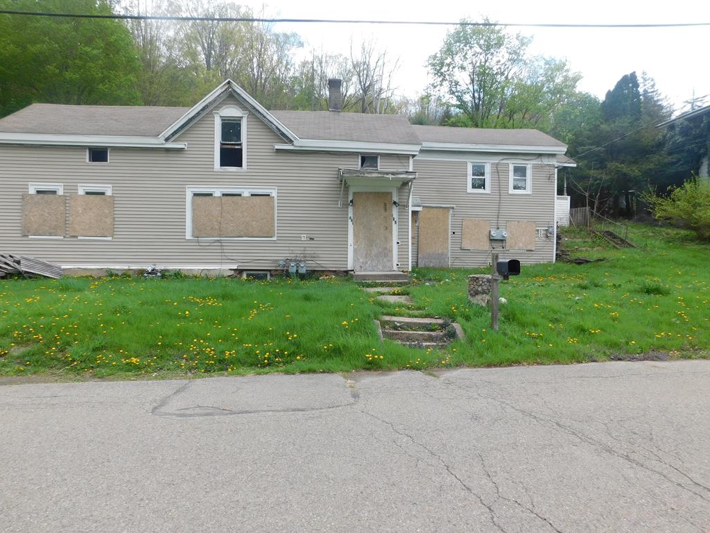 view of front of house featuring a front yard