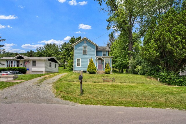 40 Wetmore St, Wellsboro, PA 16901 - traditional-style house featuring gravel driveway and a front lawn