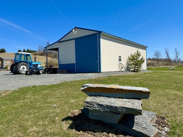 view of pole building featuring a yard