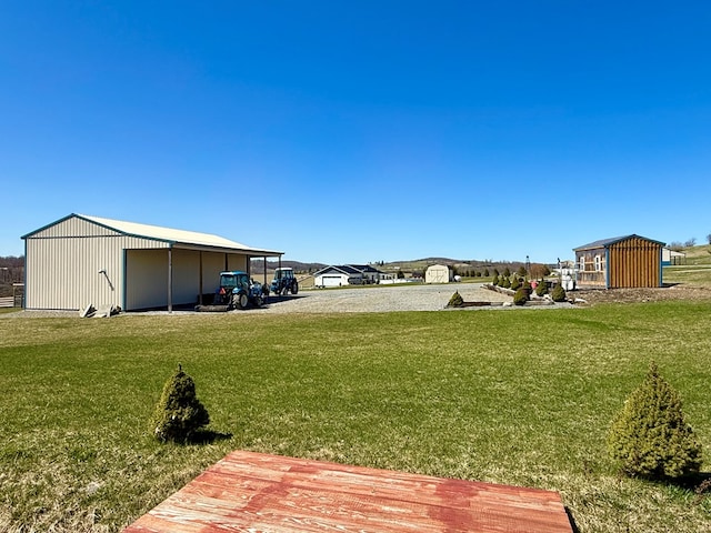 view of yard featuring a pole building and an outbuilding