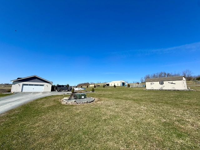 view of yard featuring driveway