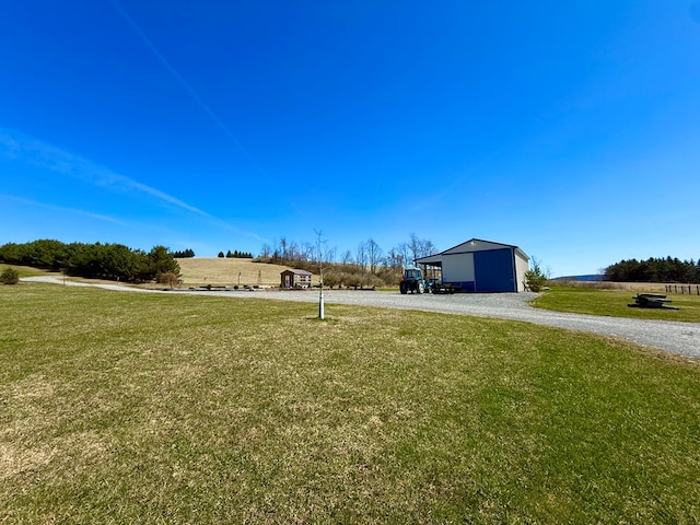 view of yard featuring an outbuilding