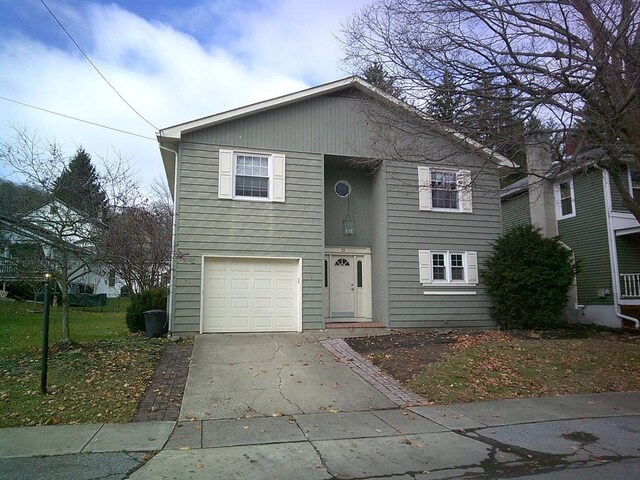 view of front property featuring a garage