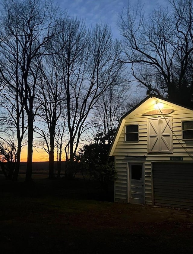 view of yard at dusk