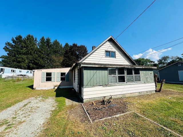 bungalow-style home featuring a front lawn