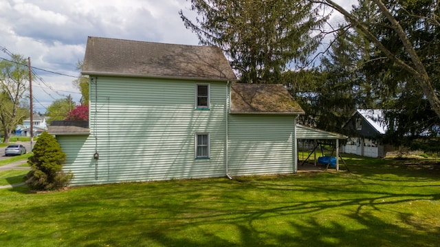 view of side of property featuring a lawn