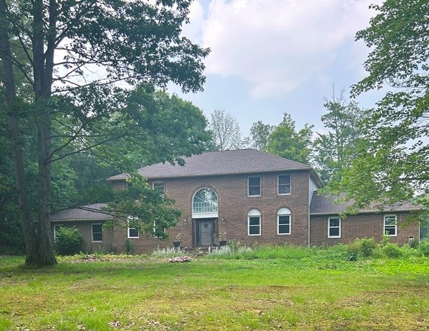 view of front of property featuring a front yard