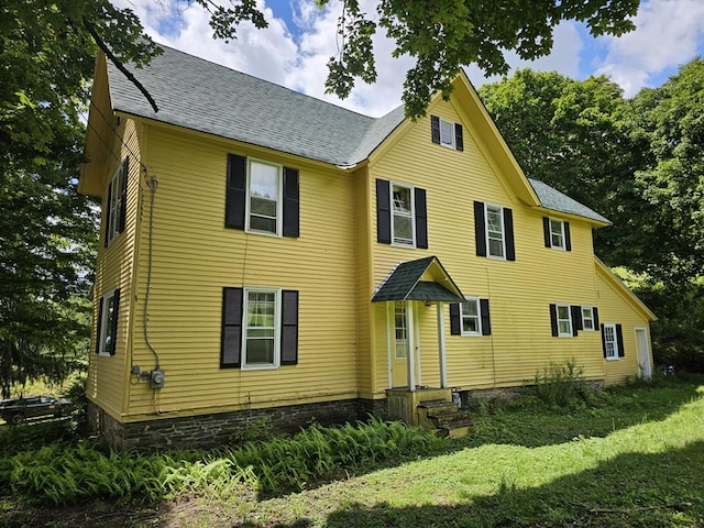 colonial home featuring a front lawn